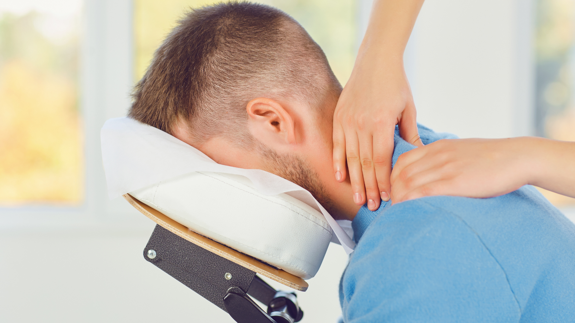 Massage sur chaise procure à la fois une profonde détente corporelle et une dynamisation de la personne